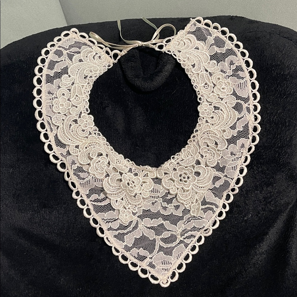 VINTAGE EDWARDIAN STYLE IVORY LACE EMBROIDERED COLLAR WITH SATIN RIBBON TIE
